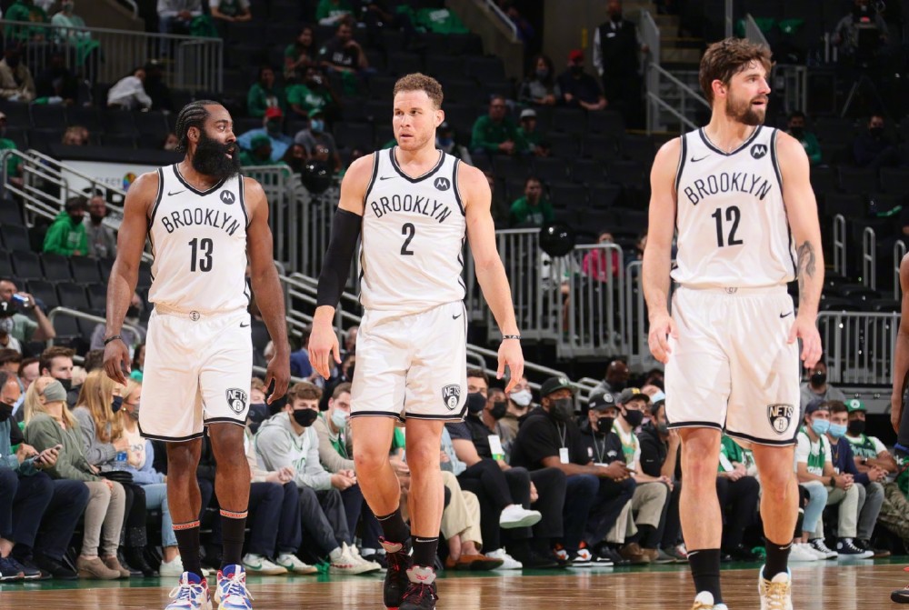 NBA-詹姆斯三分绝杀雷霆，湖人终结对手11连胜登顶西部引热议